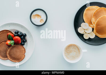 Vue de dessus du délicieux petit-déjeuner pour deux avec des crêpes et du café sur tableau blanc Banque D'Images