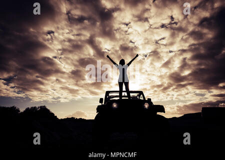 Grand paysage coucher du soleil et de la liberté de vie alternatif concept. wanderlust et découvrez le monde avec fille. profiter de la vie Banque D'Images