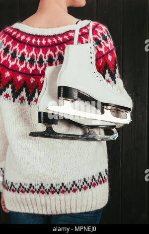 Portrait de femme debout avec patins blanc accroché sur l'épaule Banque D'Images