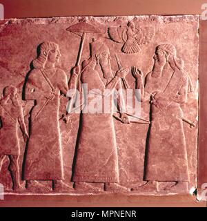 Bas-relief assyrien, Assurnazirpal II avec un accompagnateur, 9e siècle avant J.-C.. Artiste : Inconnu. Banque D'Images