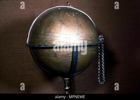Le Globe céleste en laiton, laiton gravé et incrusté d'argent, 1430-1431. Artiste : Muhammad Ibn Jafar Ibn Umar. Banque D'Images
