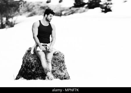 Jeune homme sain Soyons forts Flexing muscles tout en portant un jean bleu - Remise en forme musculaire Bodybuilder Athletic Model Posing Outdoors - un lieu pour Banque D'Images