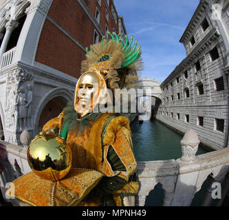 Venise, Italie - 5 Février 2018 : l'homme avec le costume d'or et de l'ancien pont des Soupirs sur l'arrière-plan Banque D'Images