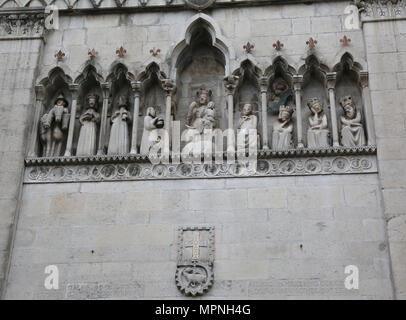 Gemona, UD, Italie - 1 Avril 2018 : statue de trois rois mages bibliques trois calles également sur la façade de l'ancienne Cathédrale Banque D'Images