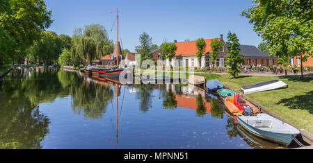 Bateaux à un canal dans le centre d'Hasselt, Pays-Bas Banque D'Images