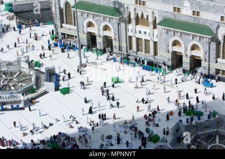 Les pèlerins à la porte d'Al Haram Al Kaaba à La Mecque, l'Arabie Saoudite Banque D'Images