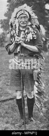 «Sir Robert Baden-Powell, revêtus de la robe d'une tribu indienne rouge', c1925. Artiste : Inconnu. Banque D'Images