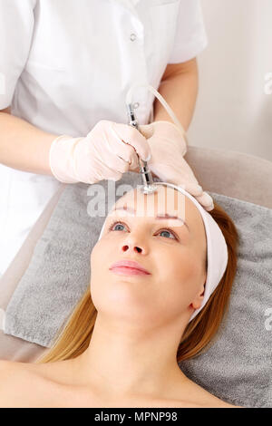 La conférence biofusion oxygène. Une femme dans un salon de soins au cours d'un traitement à l'aide de l'oxygène actif Banque D'Images