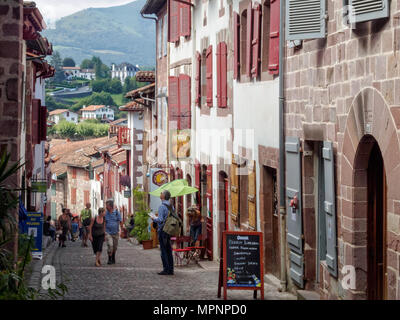 Rue de la Citadelle (Rue de citadelle), le point de départ traditionnel pour le chemin de Saint-Jacques de Compostelle - Saint Jean Pied de Port, France Banque D'Images