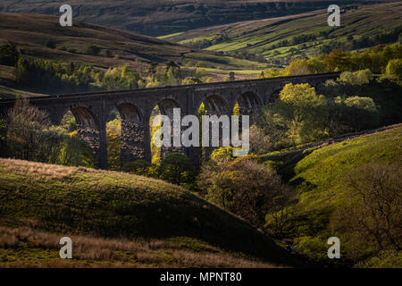 À la tête de dent sur viaduc avec la fin de l'après-midi la lumière sur la vallée. Banque D'Images