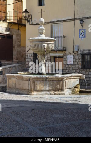 Belle fontaine située près de la place de l'heure à Pastrana. Le vacances à l'architecture. Le 2 mai 2017. Pastrana Guadalajara Castilla La Mancha en Espagne. Banque D'Images