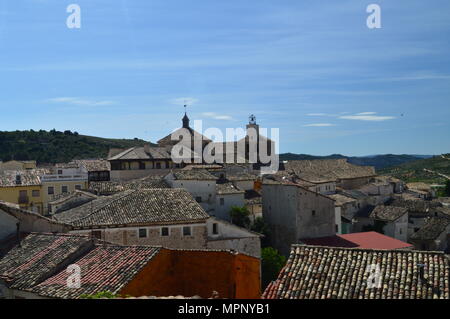 Vue magnifique de Pastrana depuis le plus haut de la ville. Le vacances à l'architecture. Le 2 mai 2017. Pastrana Guadalajara Castilla La Mancha Spai Banque D'Images