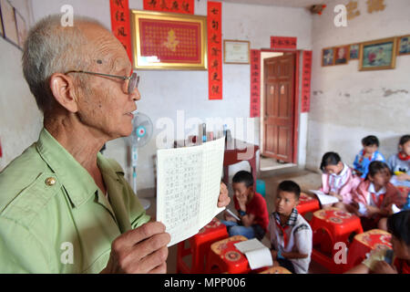 (180524) -- NANCHANG, 24 mai 2018 (Xinhua) -- Miao Yanxiang affiche bien-fait ses devoirs à la station de soins pour enfants à gauche derrière dans sa maison à Shibu Ville, Ville de Nanchang Jiangxi Province de Chine orientale, le 23 mai 2018. Miao, de plus de 70 ans, a créé une station de soins pour enfants à gauche derrière sa propre maison en 2009, où il a fourni gratuitement pour les enfants à faire leurs devoirs et d'étude après l'école. Ayant reçu plus de 3 000 enfants au cours des neuf dernières années, Miao est satisfait de son travail bénévole en tant que il voir les progrès des enfants. (Xinhua/Peng Zhaozhi) (zwx) Banque D'Images