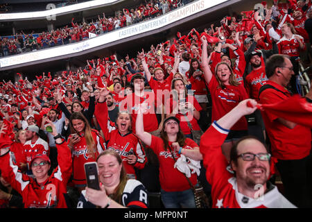 Washington, DC, USA. 23 mai, 2018. Fans capitales réagir à un objectif au cours de Match 7 pour la Coupe de l'Est contre le Lightning de Tampa Bay. Credit : Armando Gallardo/SOPA Images/ZUMA/Alamy Fil Live News Banque D'Images