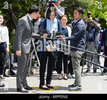 Séoul, Corée du Sud. 24 mai, 2018. Cho Hyun-ah, ancien vice-président de Korean Air Lines, s'incline devant les médias à un bureau d'immigration à Séoul, Corée du Sud, le 24 mai 2018. Cho Hyun-ah a été interrogé par le bureau d'immigration jeudi sur les allégations qu'elle a embauché illégalement de ménage en provenance des Philippines. Credit : Lee Sang-ho/Xinhua/Alamy Live News Banque D'Images