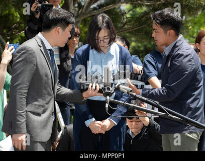 Séoul, Corée du Sud. 24 mai, 2018. Cho Hyun-ah, ancien vice-président de Korean Air Lines, s'incline devant les médias à un bureau d'immigration à Séoul, Corée du Sud, le 24 mai 2018. Cho Hyun-ah a été interrogé par le bureau d'immigration jeudi sur les allégations qu'elle a embauché illégalement de ménage en provenance des Philippines. Credit : Lee Sang-ho/Xinhua/Alamy Live News Banque D'Images