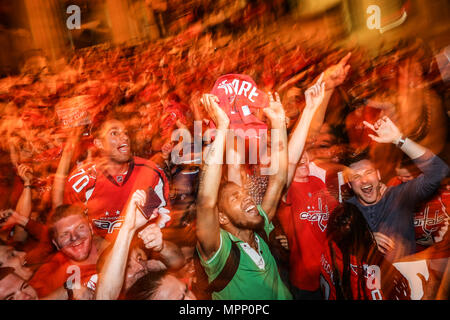 Washington, USA. 23 mai, 2018. Capitales européennes fans célébrer dans les rues de Washington, DC après boire jeu 7 pour l'Est tasse contre le Lightning de Tampa Bay. Credit : SOPA/Alamy Images Limited Live News Banque D'Images