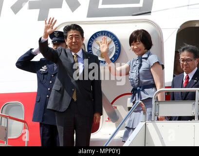 Tokyo, Japon. 24 mai, 2018. Le Premier ministre japonais Shinzo Abe (L) accompagné de sa femme Akie (R) agite sa main comme il quitte l'Aéroport International de Tokyo à la Russie à Tokyo, le jeudi 24 mai 2018. Abe aura une réunion avec le président russe Vladimir Poutine. Credit : Yoshio Tsunoda/AFLO/Alamy Live News Banque D'Images