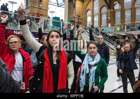 Londres, Royaume-Uni. 24 mai, 2018. Des militants d'Action Palestine Londres commémorer le 70e anniversaire de la Nakba en maintenant des clés, qui symbolisent le droit des Palestiniens de retourner à leurs terres et leurs maisons, au cours d'un flashmob événement à la gare de Liverpool Street. Credit : Mark Kerrison/Alamy Live News Banque D'Images