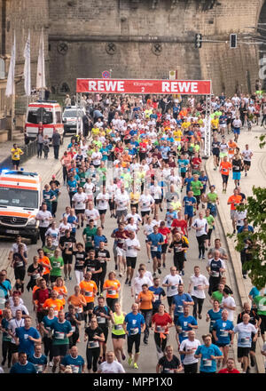 Dresde, Saxe. 23 mai, 2018. Le 10e anniversaire de la célèbre ville Rewe Lauf (run) est un événement de bienfaisance où les entreprises elles-mêmes défi de courir 5km Crédit : Krino/Alamy Live News Banque D'Images