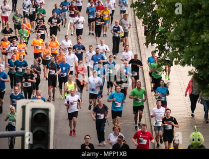 Dresde, Saxe. 23 mai, 2018. Le 10e anniversaire de la célèbre ville Rewe Lauf (run) est un événement de bienfaisance où les entreprises elles-mêmes défi de courir 5km Crédit : Krino/Alamy Live News Banque D'Images