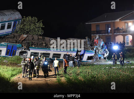 Rome. 24 mai, 2018. Les sauveteurs travaillent sur le site où un train régional s'est écrasé dans un camion sur une ligne de chemin de fer reliant les villes de Turin et Ivrée, Italie, le 24 mai 2018. Au moins deux personnes sont mortes et 18 ont été blessées dans un accident de train dans la région du Piémont du nord-ouest de l'Italie, l'urgence du pays compétentes a dit jeudi. Source : Xinhua/Alamy Live News Banque D'Images