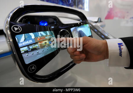 Los Angeles, USA. 23 mai, 2018. Un membre du personnel de l'intérieur automobile montre Visionox Display Solutions pendant la semaine d'affichage SID 2018 à Los Angeles, aux États-Unis, le 23 mai 2018. Crédit : Li Ying/Xinhua/Alamy Live News Banque D'Images