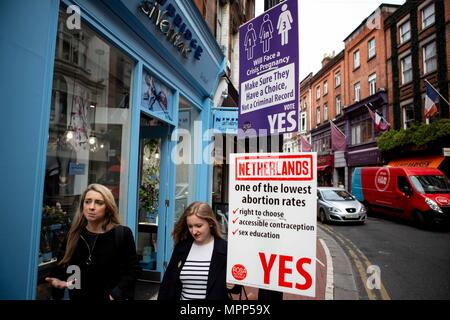 24 mai 2018, l'Irlande, Dublin : les piétons passer devant les affiches de la campagne et de toiles sur le dernier jour de campagne avant le référendum sur l'abrogation de la 8e amendement à la Constitution irlandaise. Dpa : Crédit photo alliance/Alamy Live News Banque D'Images