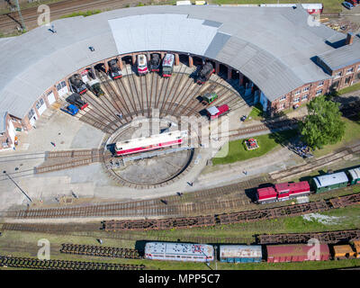 05.05.2018, Brandebourg, Wittenberge : une locomotive diesel se dresse sur la platine du hangar de locomotive historique. (Vue aérienne avec un drone) en 2010, la ville d'Elbe a acquis le domaine des chemins de fer et de mettre près de trois millions d'euros à la rénovation de l'ancien et le dépôt d'environ 2,5 kilomètres de pistes. Dans le bâtiment de briques semi-circulaire, construit autour de 1895, sont aujourd'hui sur les 16 parkings en moyenne plus de 80 ans d'anciennes locomotives restauré par le passe-temps de fer. Photo : Jens Buttner/dpa-Zentralbild/ZB | conditions dans le monde entier Banque D'Images