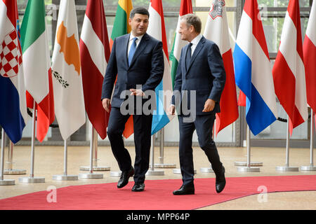 Bruxelles, Bxl, Belgique. 24 mai, 2018. Donald Tusk, le président du Conseil européen (R) se félicite de Volodymyr Groysman, Premier Ministre de l'Ukraine au siège du Conseil européen à Bruxelles, Belgique le 24.05.2018 par Wiktor Dabkowski Wiktor Dabkowski/crédit : ZUMA Wire/Alamy Live News Banque D'Images