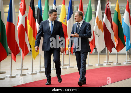 Bruxelles, Bxl, Belgique. 24 mai, 2018. Donald Tusk, le président du Conseil européen (R) se félicite de Volodymyr Groysman, Premier Ministre de l'Ukraine au siège du Conseil européen à Bruxelles, Belgique le 24.05.2018 par Wiktor Dabkowski Wiktor Dabkowski/crédit : ZUMA Wire/Alamy Live News Banque D'Images