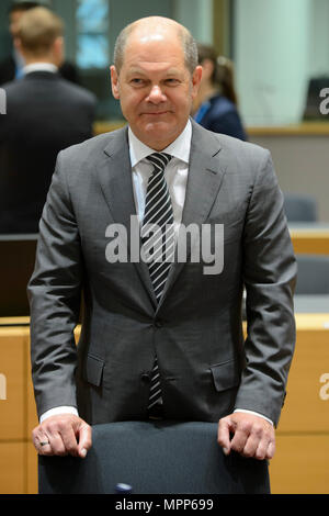 Bruxelles, Bxl, Belgique. 24 mai, 2018. (L-R) Le ministre allemand des Finances Olaf Scholz avant l'Eurogroupe, les ministres des finances de la zone euro, monnaie unique de l'UE réunion au siège à Bruxelles, Belgique le 24.05.2018 par Wiktor Dabkowski Wiktor Dabkowski/crédit : ZUMA Wire/Alamy Live News Banque D'Images