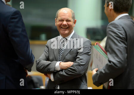 Bruxelles, Bxl, Belgique. 24 mai, 2018. (L-R) Le ministre allemand des Finances Olaf Scholz avant l'Eurogroupe, les ministres des finances de la zone euro, monnaie unique de l'UE réunion au siège à Bruxelles, Belgique le 24.05.2018 par Wiktor Dabkowski Wiktor Dabkowski/crédit : ZUMA Wire/Alamy Live News Banque D'Images