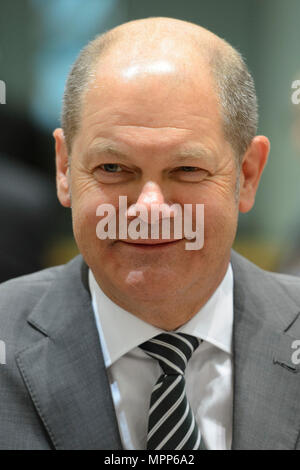 Bruxelles, Bxl, Belgique. 24 mai, 2018. (L-R) Le ministre allemand des Finances Olaf Scholz avant l'Eurogroupe, les ministres des finances de la zone euro, monnaie unique de l'UE réunion au siège à Bruxelles, Belgique le 24.05.2018 par Wiktor Dabkowski Wiktor Dabkowski/crédit : ZUMA Wire/Alamy Live News Banque D'Images