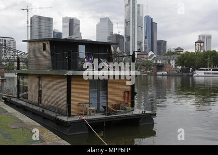 Francfort, Allemagne. 24 mai 2018. La péniche de Leo Oswald est amarré au quai de la rivière à la Pluie, en face de centre-ville de Francfort, avec les toits de Francfort dans l'arrière-plan. 4 nouveaux épisodes de la relance de la série TV 'Ein Fall für zwei' (un cas pour deux) sont filmés à Francfort pour l'état allemand de télévision payante ZDF (Zweites Deutsches Fernsehen). Il étoiles Antoine Monot, Jr. comme procureur de la défense Benjamin "Benni" Hornberg et Wanja mues comme enquêteur privé Leo Oswald. Les épisodes sont réalisé par Thomas Nennstiel. Les épisodes sont mis à l'air en octobre. Banque D'Images