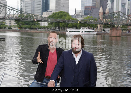 Francfort, Allemagne. 24 mai 2018. Acteurs Wanja mues (à gauche) et Antoine Monot Jr., (droite) posent sur la passerelle du bateau qui est administré par mues' personnage Leo dans l'émission de télévision. 4 nouveaux épisodes de la relance de la série TV 'Ein Fall für zwei' (un cas pour deux) sont filmés à Francfort pour l'état allemand de télévision payante ZDF (Zweites Deutsches Fernsehen). Il étoiles Antoine Monot, Jr. comme procureur de la défense Benjamin "Benni" Hornberg et Wanja mues comme enquêteur privé Leo Oswald. Les épisodes sont réalisé par Thomas Nennstiel. Les épisodes sont mis à l'air en octobre. Banque D'Images