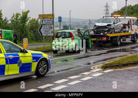 A259 Newhaven Flyover, Newhaven, East Sussex, Royaume-Uni. 24 mai 2018. L'autopont de Newhaven près de la police à la suite d'une grave collision véhicule multi plus tôt aujourd'hui à l'origine de longs délais pour qui approchent du Newhaven Ferry port. Credit : Alan Fraser/Alamy Live News Banque D'Images