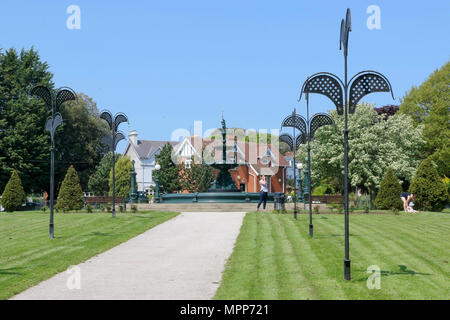 Lurgan, Irlande du Nord. 24 mai 2018. Royaume-uni - un autre très chaude journée ensoleillé à Lurgan. Les personnes bénéficiant de temps par la Coalbrookdale Fontaine en Lurgan Park. Crédit : David Hunter/Alamy Live News. Banque D'Images