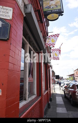 Liverpool, UK 24 mai 2018. Décorations et drapeaux monter sur les maisons et des pubs à proximité de Anfield, le terrain du Liverpool Football Club. Fans se préparent à faire leur apparition dans les équipes de la finale de la Ligue des Champions le samedi 26 mai 2018. C'est première fois Liverpool FC ont paru dans le dernier depuis 2005. Crédit : David Colbran/Alamy Live News Banque D'Images