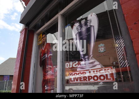 Liverpool, UK 24 mai 2018. Décorations et drapeaux monter sur les maisons et des pubs à proximité de Anfield, le terrain du Liverpool Football Club. Fans se préparent à faire leur apparition dans les équipes de la finale de la Ligue des Champions le samedi 26 mai 2018. C'est première fois Liverpool FC ont paru dans le dernier depuis 2005. Crédit : David Colbran/Alamy Live News Banque D'Images