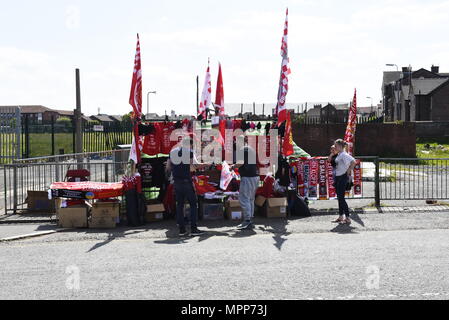 Liverpool, UK 24 mai 2018. Décorations et drapeaux monter sur les maisons et des pubs à proximité de Anfield, le terrain du Liverpool Football Club. Fans se préparent à faire leur apparition dans les équipes de la finale de la Ligue des Champions le samedi 26 mai 2018. C'est première fois Liverpool FC ont paru dans le dernier depuis 2005. Crédit : David Colbran/Alamy Live News Banque D'Images