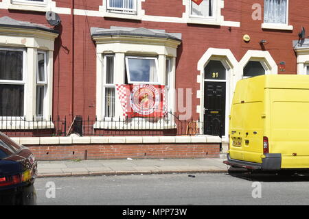 Liverpool, UK 24 mai 2018. Décorations et drapeaux monter sur les maisons et des pubs à proximité de Anfield, le terrain du Liverpool Football Club. Fans se préparent à faire leur apparition dans les équipes de la finale de la Ligue des Champions le samedi 26 mai 2018. C'est première fois Liverpool FC ont paru dans le dernier depuis 2005. Crédit : David Colbran/Alamy Live News Banque D'Images