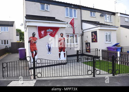 Liverpool, UK 24 mai 2018. Décorations et drapeaux monter sur les maisons et des pubs à proximité de Anfield, le terrain du Liverpool Football Club. Fans se préparent à faire leur apparition dans les équipes de la finale de la Ligue des Champions le samedi 26 mai 2018. C'est première fois Liverpool FC ont paru dans le dernier depuis 2005. Crédit : David Colbran/Alamy Live News Banque D'Images