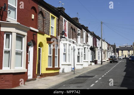 Liverpool, UK 24 mai 2018. Décorations et drapeaux monter sur les maisons et des pubs à proximité de Anfield, le terrain du Liverpool Football Club. Fans se préparent à faire leur apparition dans les équipes de la finale de la Ligue des Champions le samedi 26 mai 2018. C'est première fois Liverpool FC ont paru dans le dernier depuis 2005. Crédit : David Colbran/Alamy Live News Banque D'Images