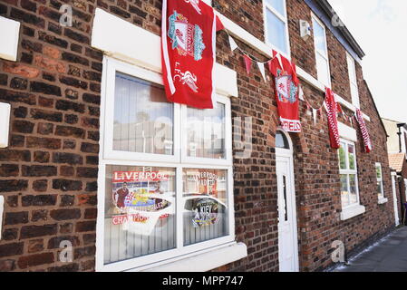 Liverpool, UK 24 mai 2018. Décorations et drapeaux monter sur les maisons et des pubs à proximité de Anfield, le terrain du Liverpool Football Club. Fans se préparent à faire leur apparition dans les équipes de la finale de la Ligue des Champions le samedi 26 mai 2018. C'est première fois Liverpool FC ont paru dans le dernier depuis 2005. Crédit : David Colbran/Alamy Live News Banque D'Images