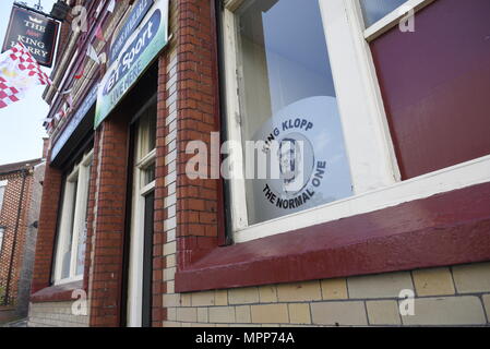 Liverpool, UK 24 Mai 2018.Les décorations et drapeaux monter sur les maisons et des pubs à proximité de Anfield, le terrain du Liverpool Football Club. Fans se préparent à faire leur apparition dans les équipes de la finale de la Ligue des Champions le samedi 26 mai 2018. C'est première fois Liverpool FC ont paru dans le dernier depuis 2005. Crédit : David Colbran/Alamy Live News Banque D'Images