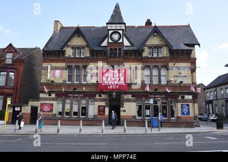 Liverpool, UK 24 mai 2018. Décorations et drapeaux monter sur les maisons et des pubs à proximité de Anfield, le terrain du Liverpool Football Club. Fans se préparent à faire leur apparition dans les équipes de la finale de la Ligue des Champions le samedi 26 mai 2018. C'est première fois Liverpool FC ont paru dans le dernier depuis 2005. Crédit : David Colbran/Alamy Live News Banque D'Images