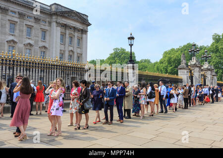 Buckingham Palace, Londres, 24 mai 2018. Les gens faisant la queue pour entrer dans le palais pour le Prix du duc d'Édimbourg à Buckingham Palace. Les prix sont un programme de bourses jeunesse fondé au Royaume-Uni en 1956 par le Prince Philip, duc d'Édimbourg, à reconnaître les adolescents et les jeunes adultes pour remplir une série d'exercices d'auto-amélioration. Credit : Imageplotter News et Sports/Alamy Live News Banque D'Images