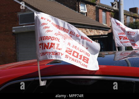 Liverpool, UK 24 mai 2018. Les drapeaux sur la voiture.Les décorations et drapeaux monter sur les maisons et des pubs à proximité de Anfield, le terrain du Liverpool Football Club. Fans se préparent à faire leur apparition dans les équipes de la finale de la Ligue des Champions le samedi 26 mai 2018. C'est première fois Liverpool FC ont paru dans le dernier depuis 2005. Crédit : David Colbran/Alamy Live News Banque D'Images