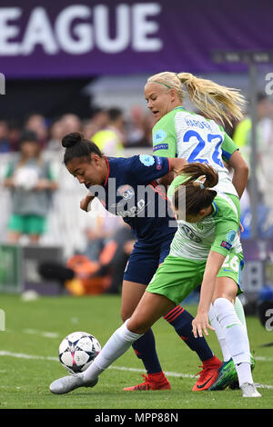 24 mai 2018, l'Ukraine, Kiev : Women's football, Ligue des Champions, VfL Wolfsburg vs Olympique Lyon au stade du Dynamo de Lobanovskyi Valeriy. Wolfsburg's Caroline Graham Hansen (bas, r) et Pernille Harder (haut, r) en action contre Lyon's Selma Bacha (l). Photo : Ina Fassbender/dpa Banque D'Images